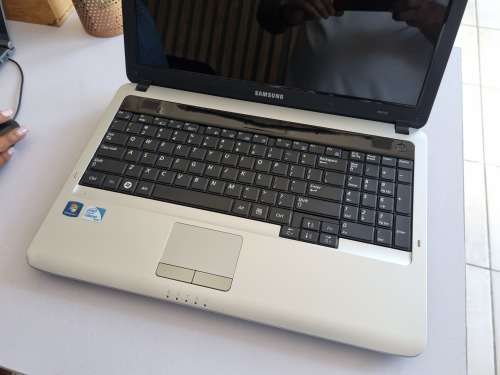 Samsung RV510 Intel Celeron Laptop/ 4GB RAM/ Windows 7 Ultimate